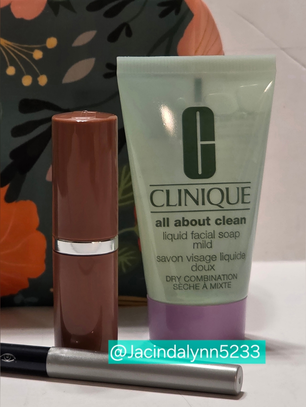 Limited Edition Clinique Gift Set Lipstick Eyeliner & Face Wash + Makeup Bag - Picture 2 of 4